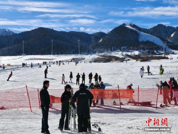 粤有钱 新疆开启新雪季 冰雪游向“新”而行